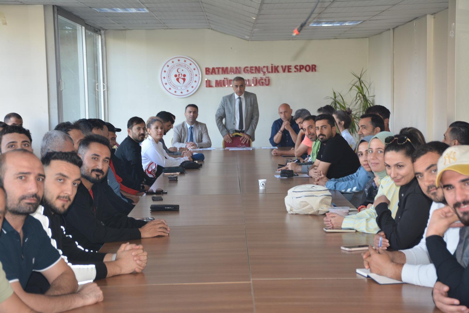 Özperk’ten Antrenörlerle Yeni Sezon Toplantısı