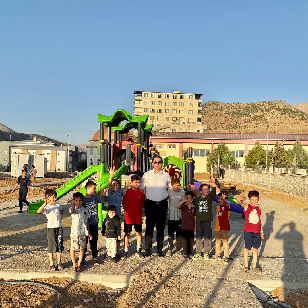 Sason’da Aşağı Mahalle Çocuk Parkı ve Yaşam Alanı Çalışmaları Sürüyor