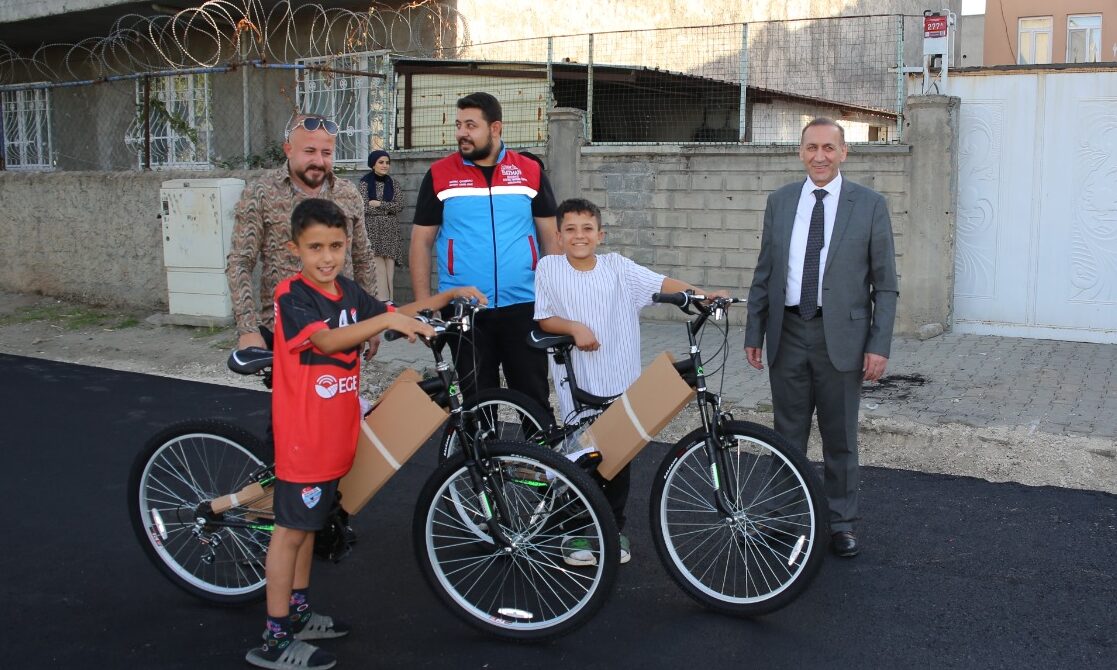 Vali Canalp, İki Kardeşin Bisiklet Hayalini Gerçekleştirdi