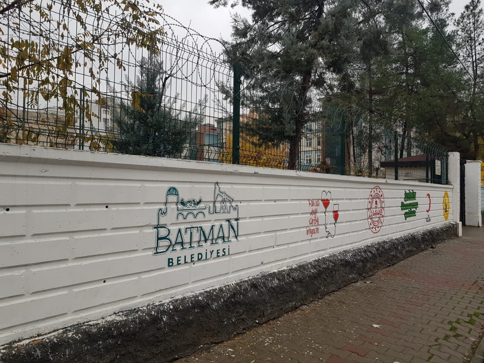 Okul duvarları rengârenk boyanarak yenileniyor