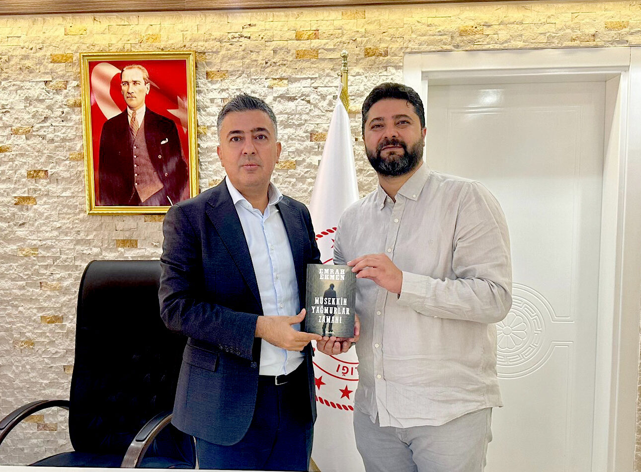 Dr. Emrah Ekmen’den İl Sağlık Müdürüne Kitap Takdimi