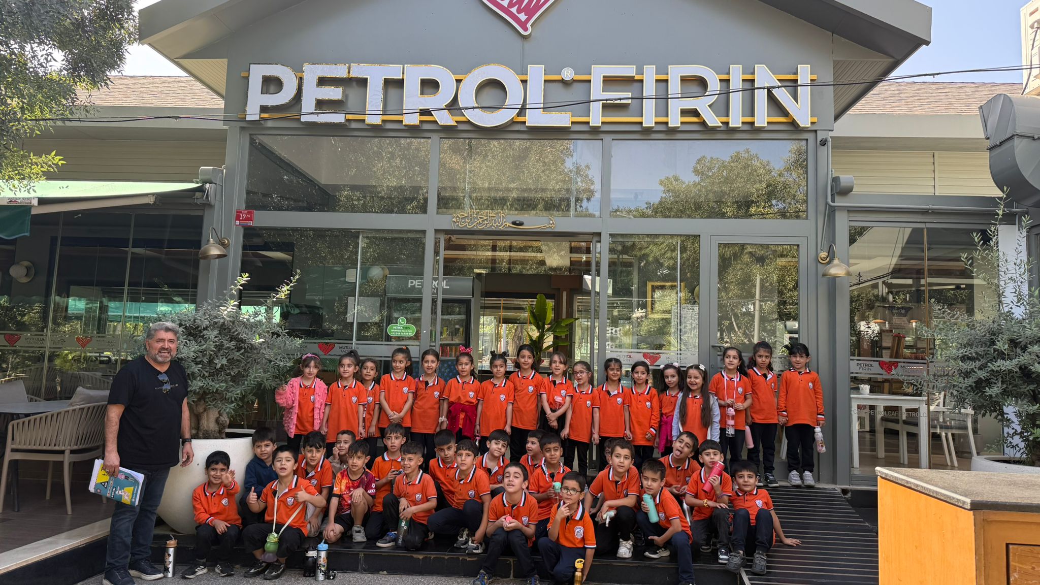 1/E SINIFI ÖĞRENCİLERİ ANNELERİNE RENKLİ ETKİNLİKLER DÜZENLEDİLER