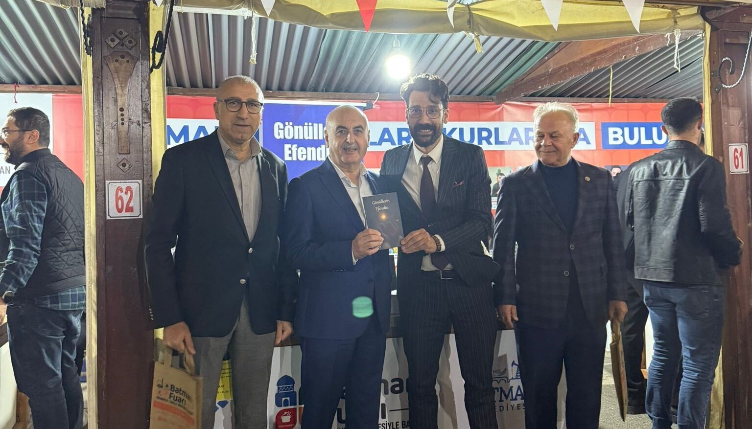 BATMAN VAKFI BAŞKANI ŞERAFETTİN HAMİDİ ve YÖNETİM KURULU ÜYELERİ KİTAP FUARINI ZİYARET ETTi