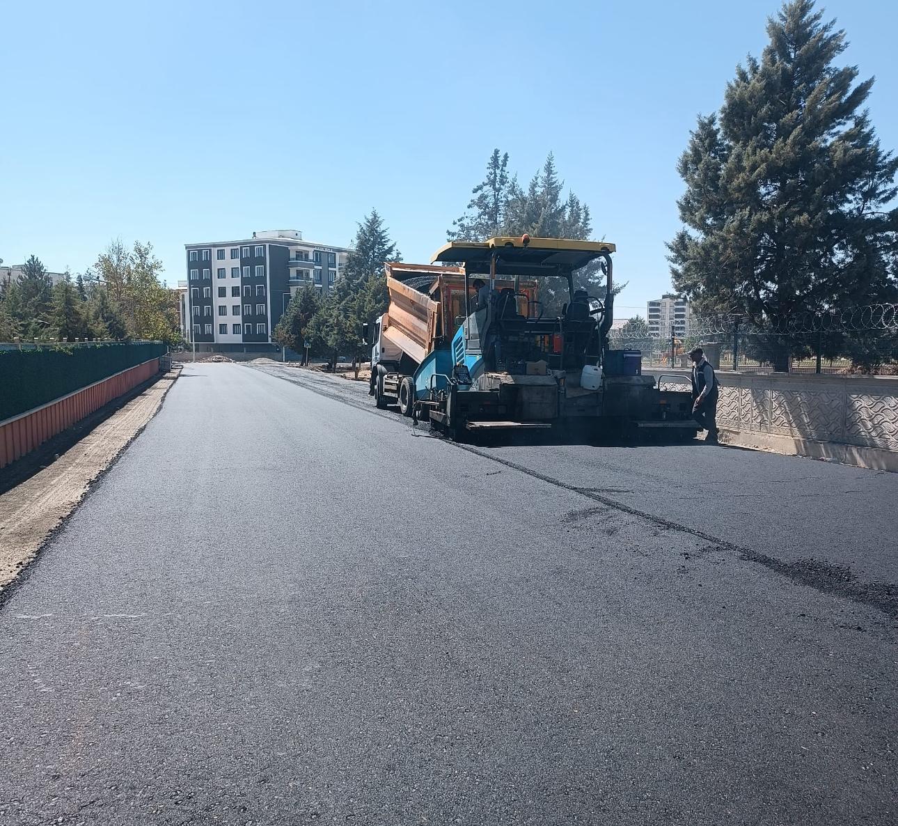 Korik Mahallesinde Sıcak Asfalt Çalışması