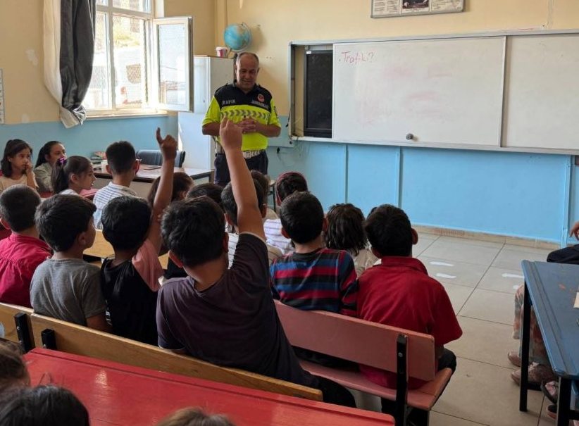 Kozluk’ta Öğrencilere Temel Trafik Eğitimi Verildi
