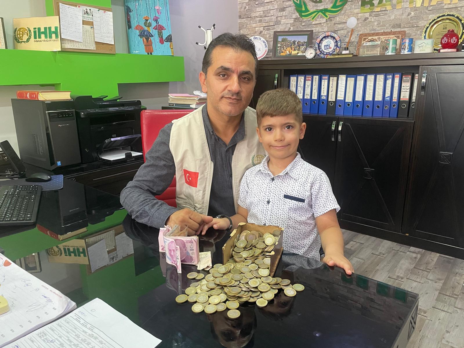 Kendisi Küçük yüreği büyük çocuk kumbarasını Gazze’ye bağışladı