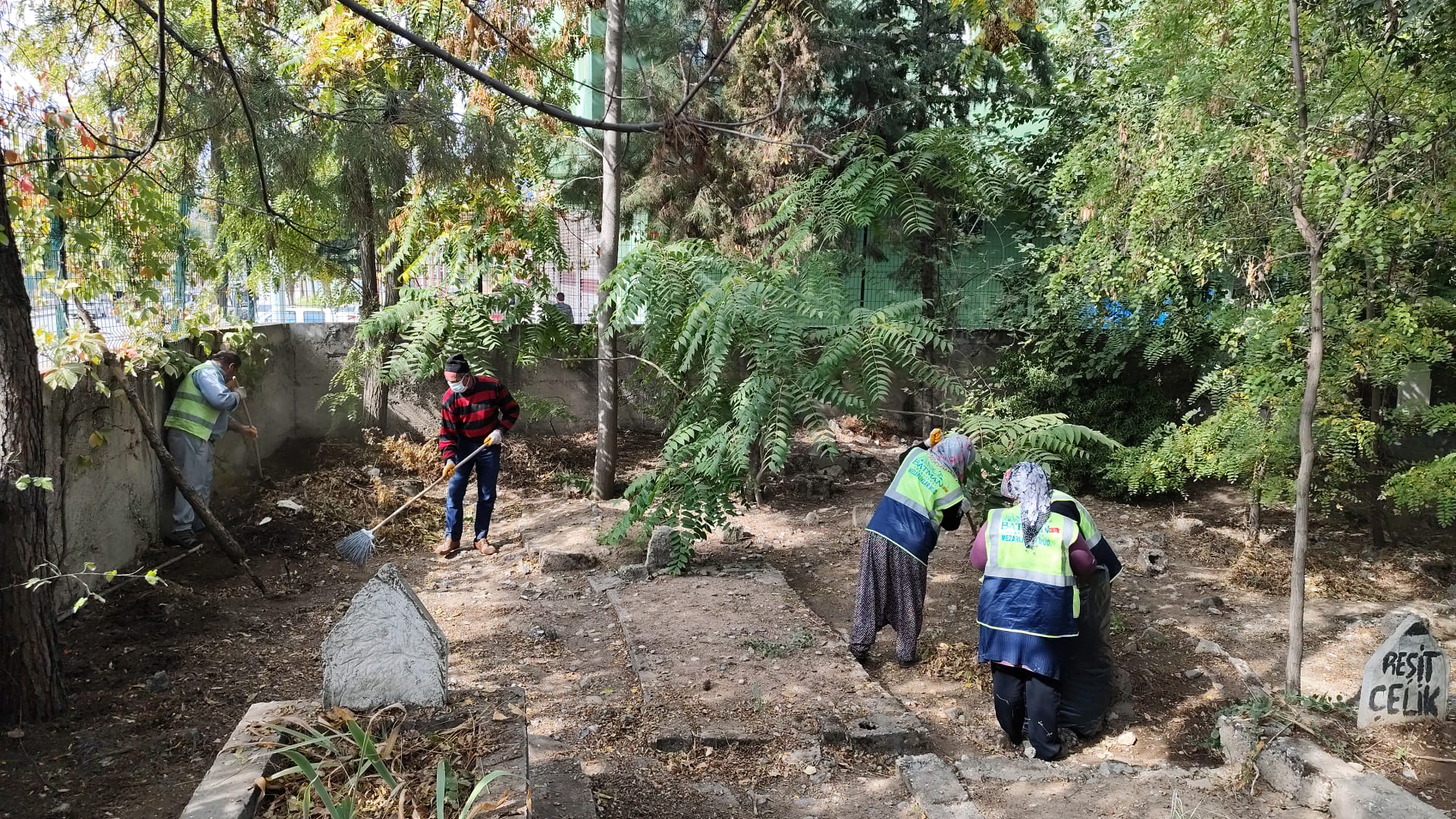 Tüm Mezarlıklarda Mevsimsel Bakım Çalışmaları Sürüyor