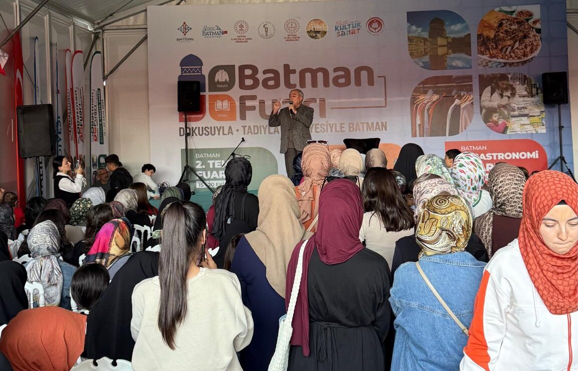 Ünlü yazar Nurullah Genç, Kitap Fuarı’nda okurlarıyla buluştu