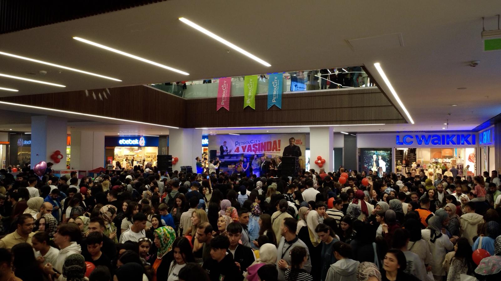 Bölgenin en dinamik alış veriş merkezi Petrolcity AVM 4 yaşında