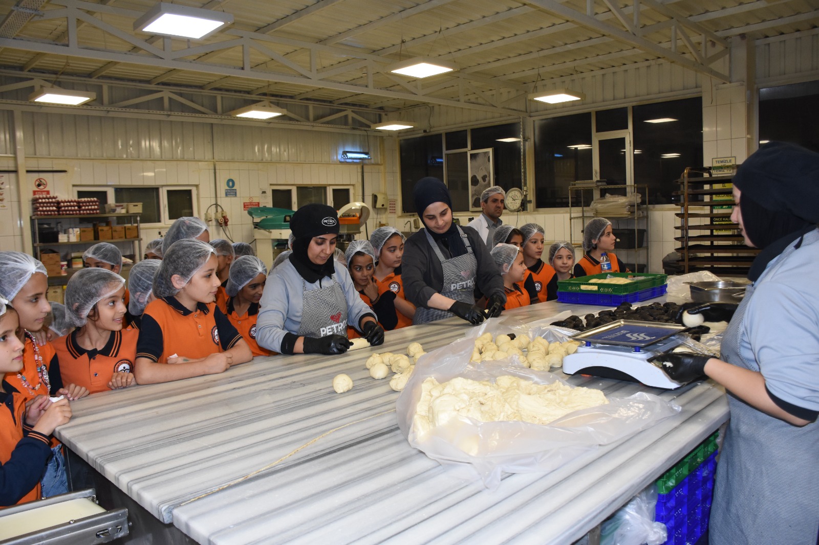TOBB İlkokulu Öğrencileri Petrol Fırın Üretim Tesislerini Ziyaret Etti