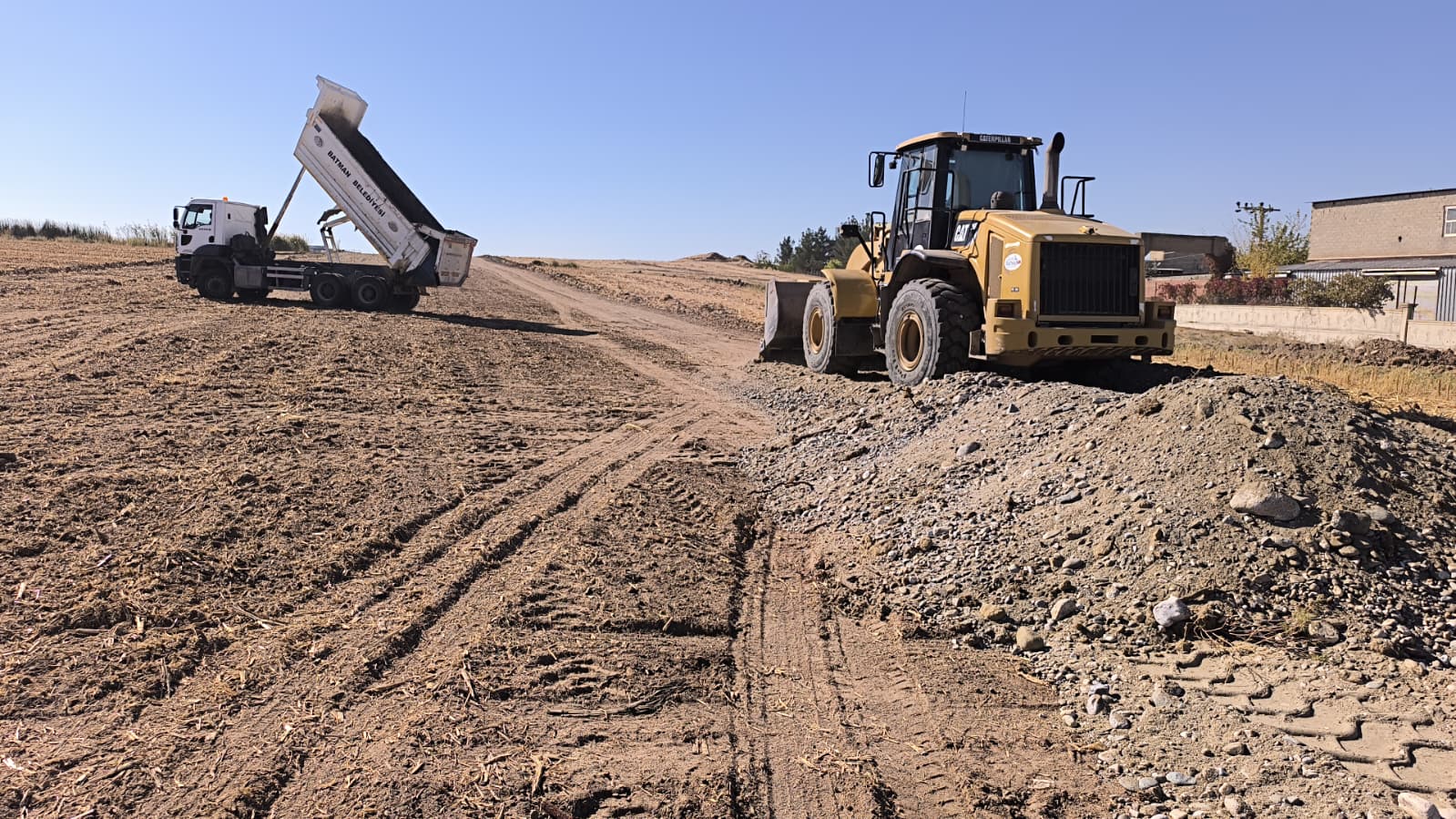 Mezarlığa Ulaşımı Kolaylaştıracak 1,5 Kilometrelik Yeni Yol Açıldı