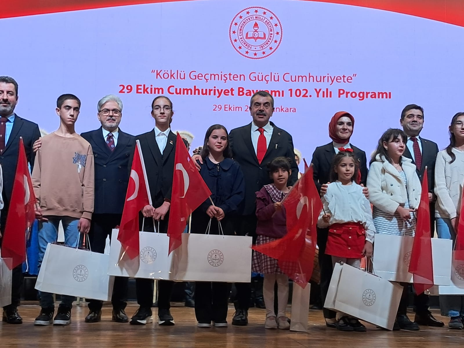 Türkiye Birincisi Hatice Azra, Ödülünü Bakanlardan Aldı