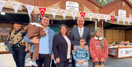 Vali Canalp ve eşinden Kitap Fuarı’na ziyaret