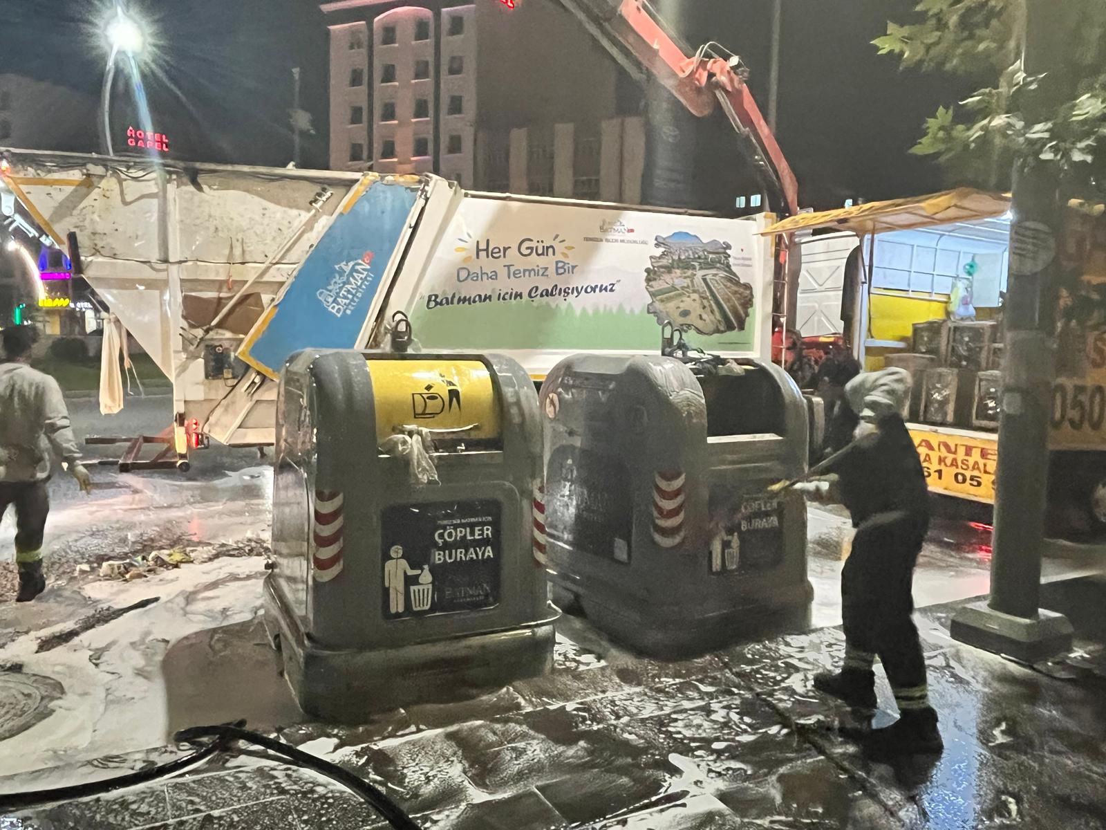 Vinçli Çöp Konteynerleri Düzenli Olarak Yıkanıyor Ve Dezenfekte Ediliyor