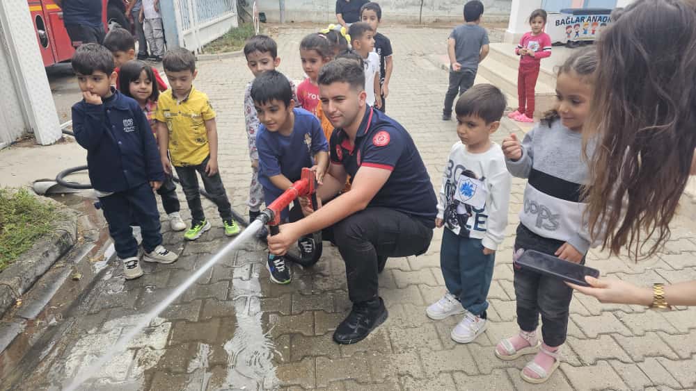 Çocuklar yangın söndürdü