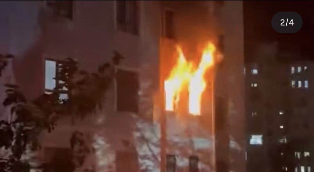 YANGINDA MAHSUR KALAN VATANDAŞLARI İTFAİYE EKİPLERİ KURTARDI