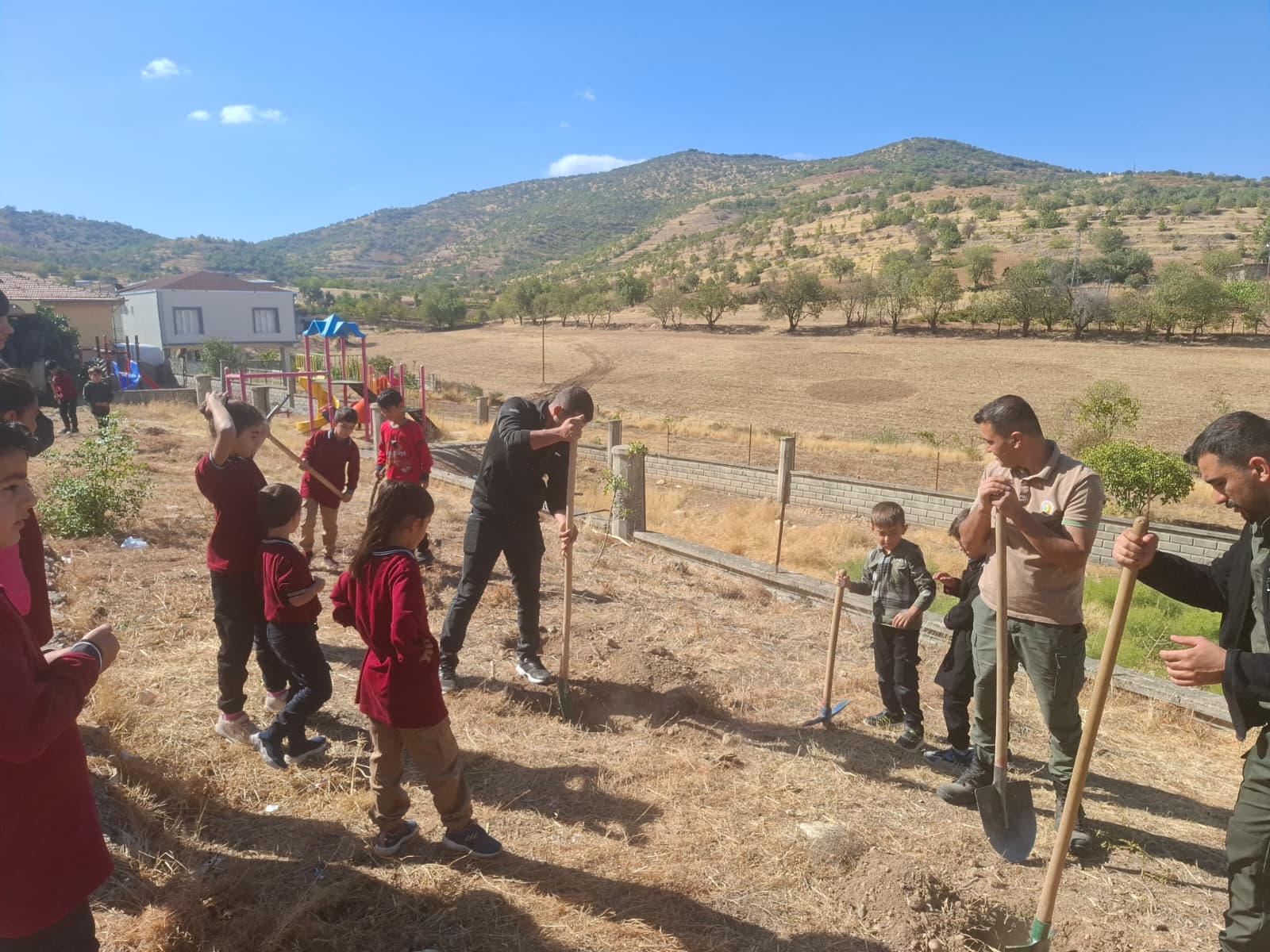 Minik Eller Yeşil Vatana Umut Ekti