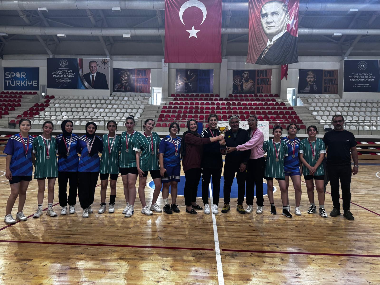 Hentbol Genç Kızlarda Şampiyon İbn-i Sina MTAL