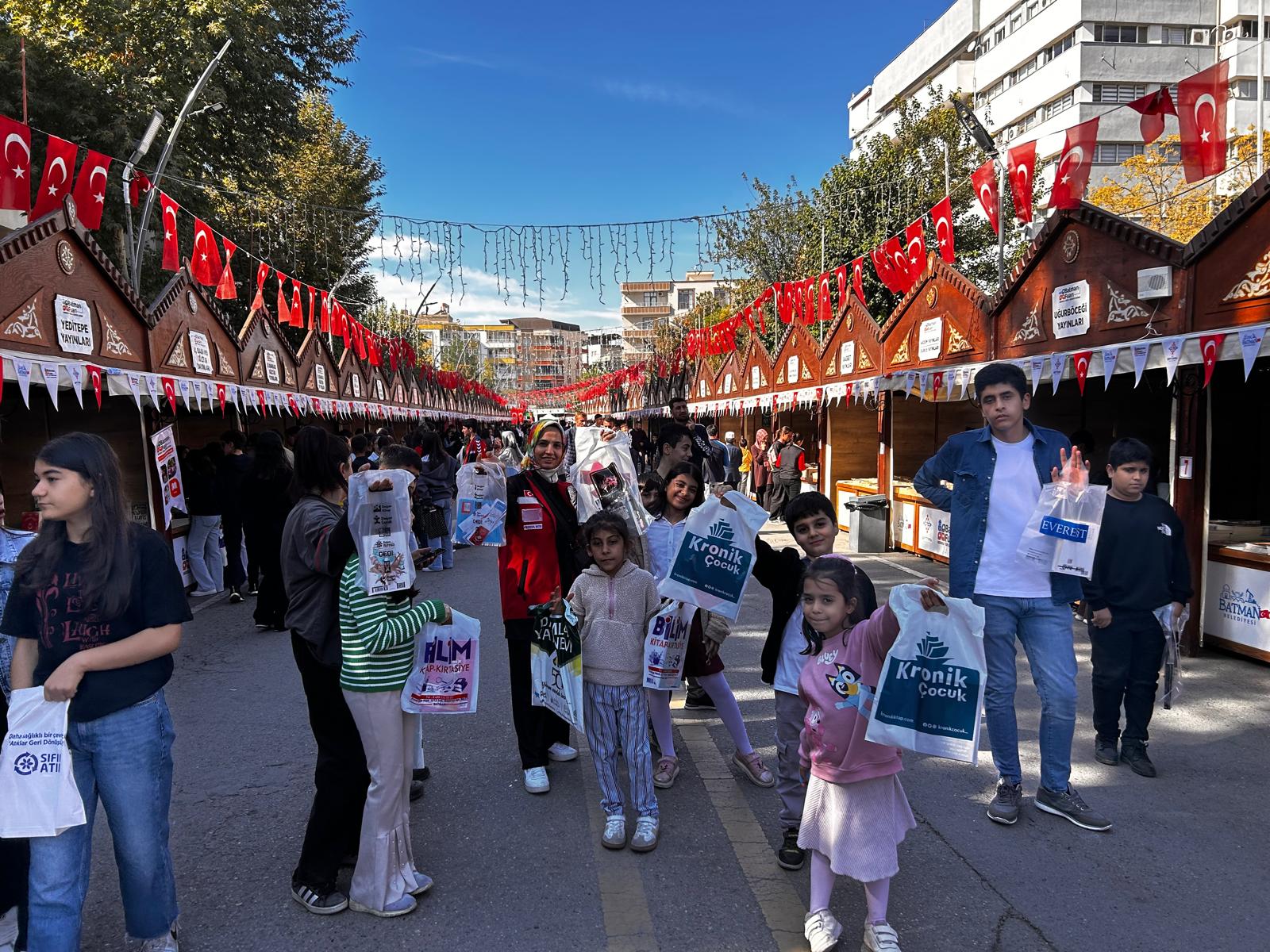 Okul Destek Projesi Kapsamındaki Çocuklardan Kitap Fuarına Anlamlı Ziyaret