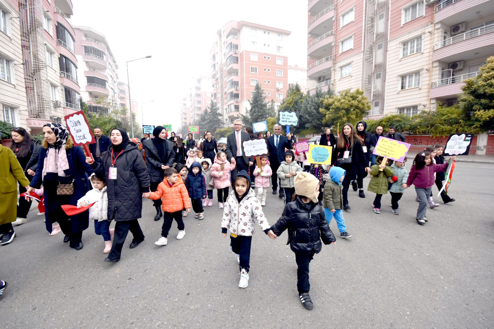 Minik Öğrencilerden Dünya Çocuk Hakları Günü Yürüyüşü