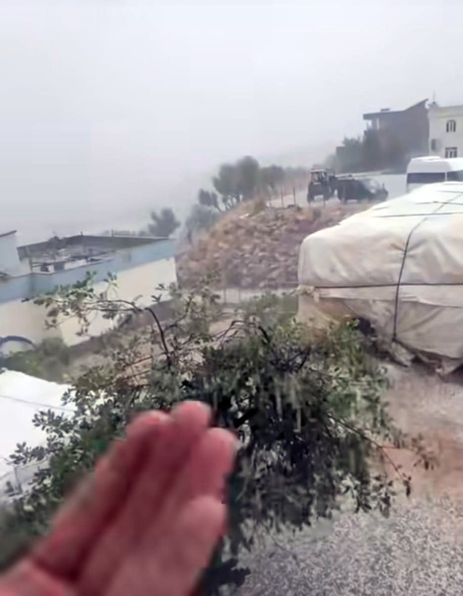 Sason’da dolu yağışı etkili oldu