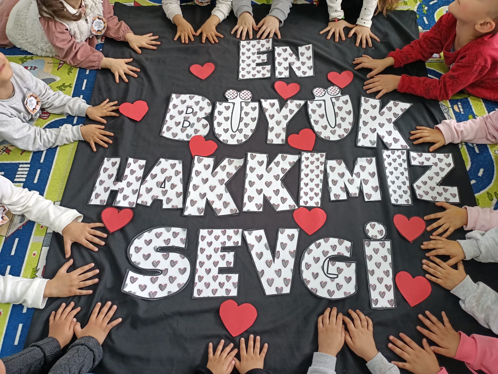 Batman ADEM’de Miniklerden Anlamlı Etkinlik: “En Büyük Hakkımız Sevgi”