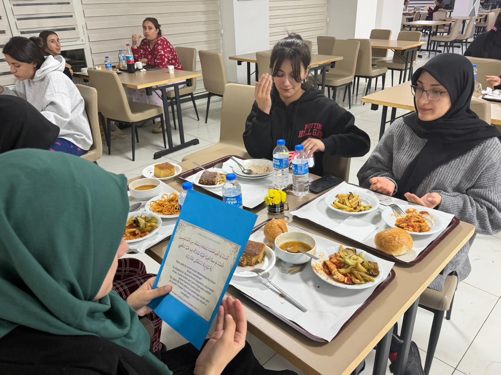 Öğrenciler Yemeklerine Dua ile Başlıyor