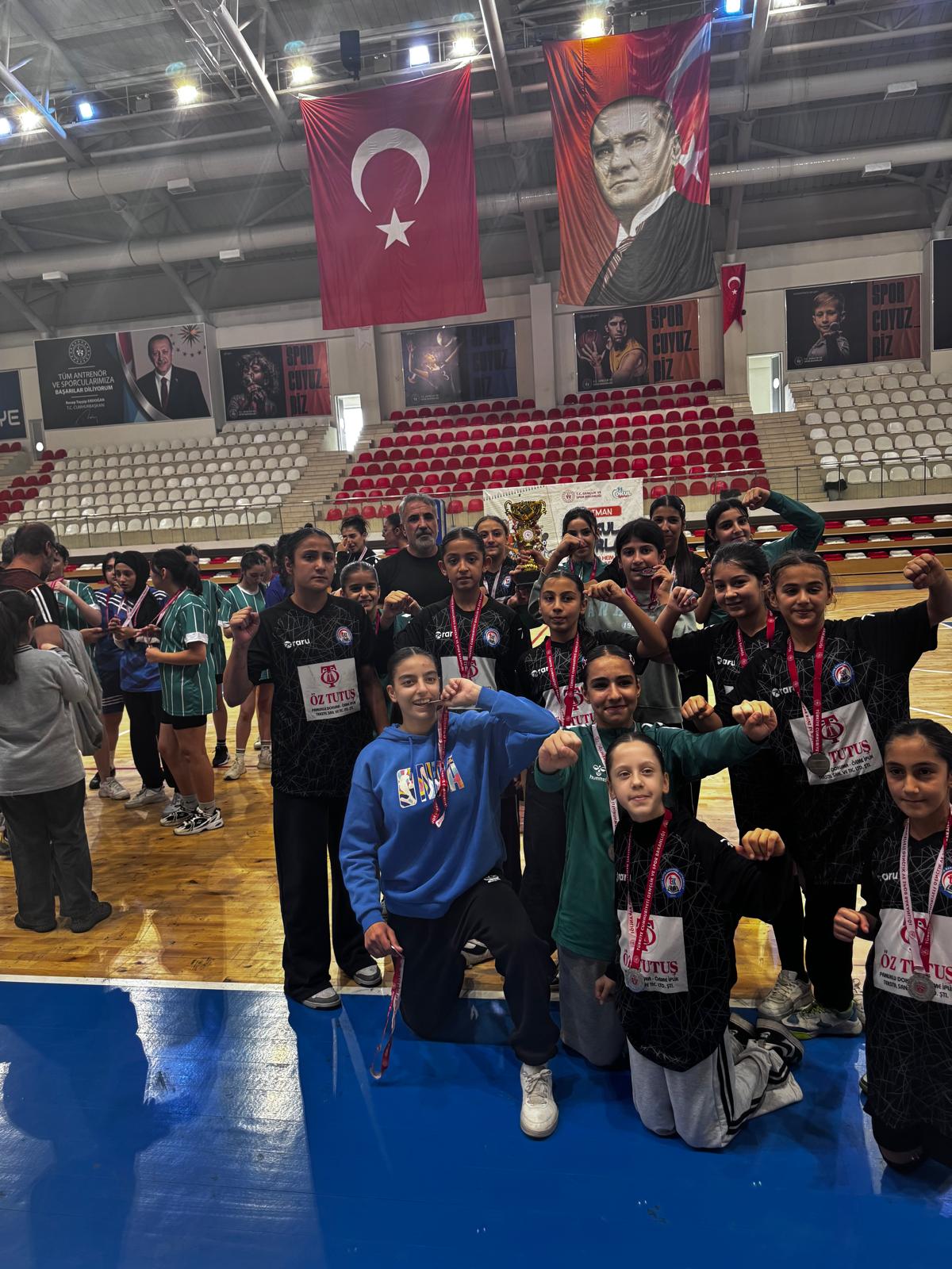 Hentbolda Şampiyon TOKİ Kâzımkarabekir Ortaokulu