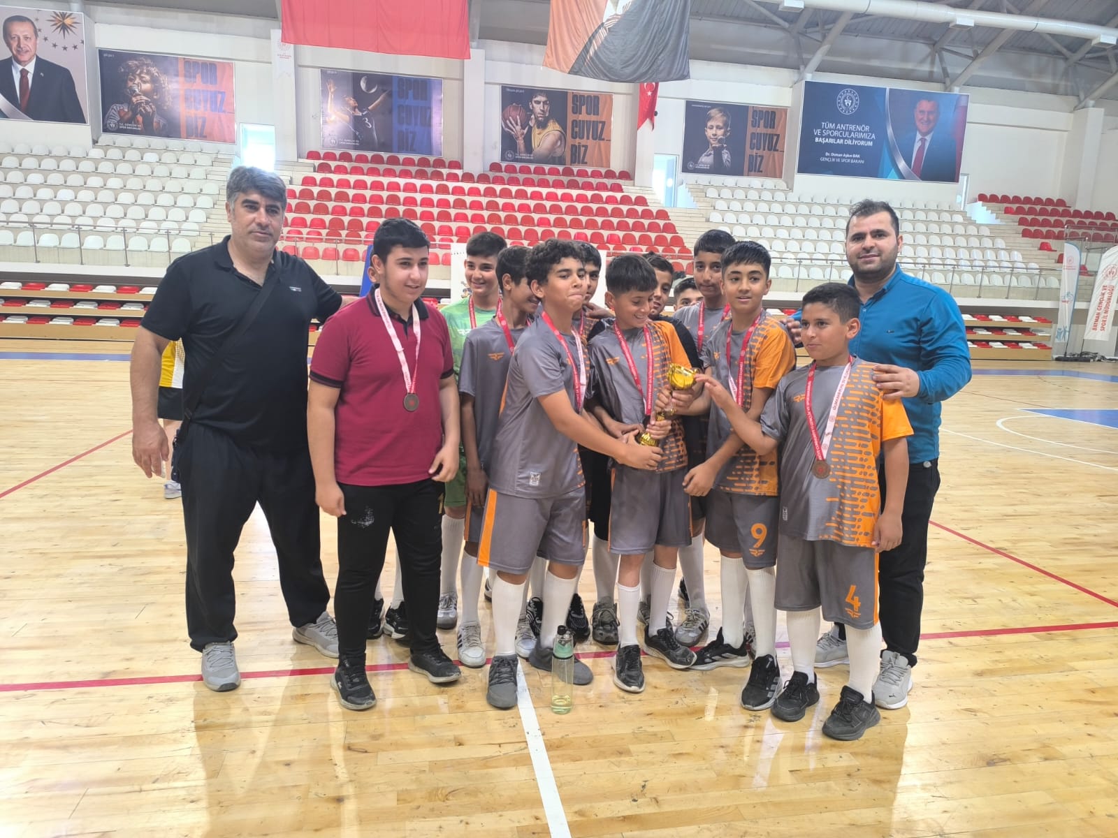 Aziz Sancar Ortaokulu Hentbolda Batman Şampiyonu Oldu