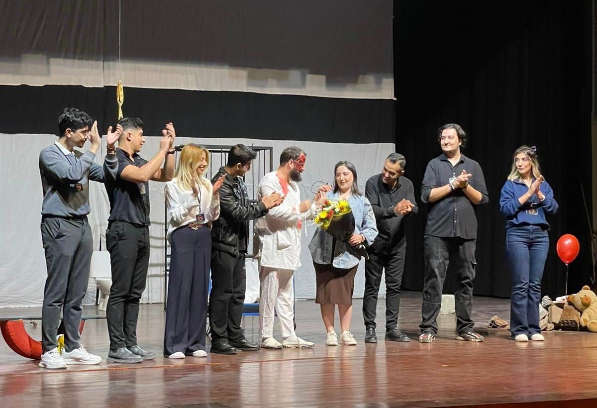 “BEN SİZİN BİLDİĞİNİZ İNSANLARDAN DELİYİM” AYAKTA ALKIŞLANDI