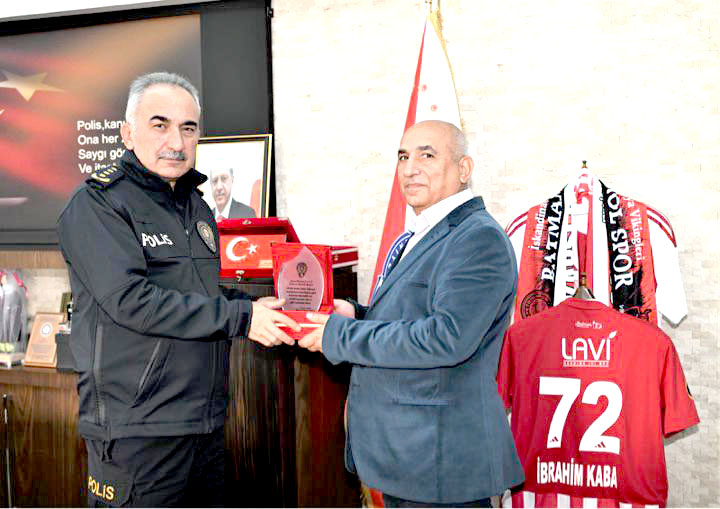 Emekliliğe Ayrılan Bekçi Personeline Plaket Takdimi