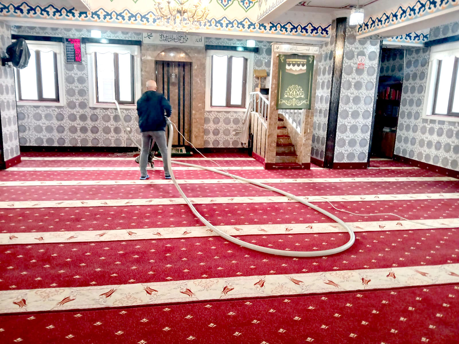 Camiler gül kokusuyla tertemiz