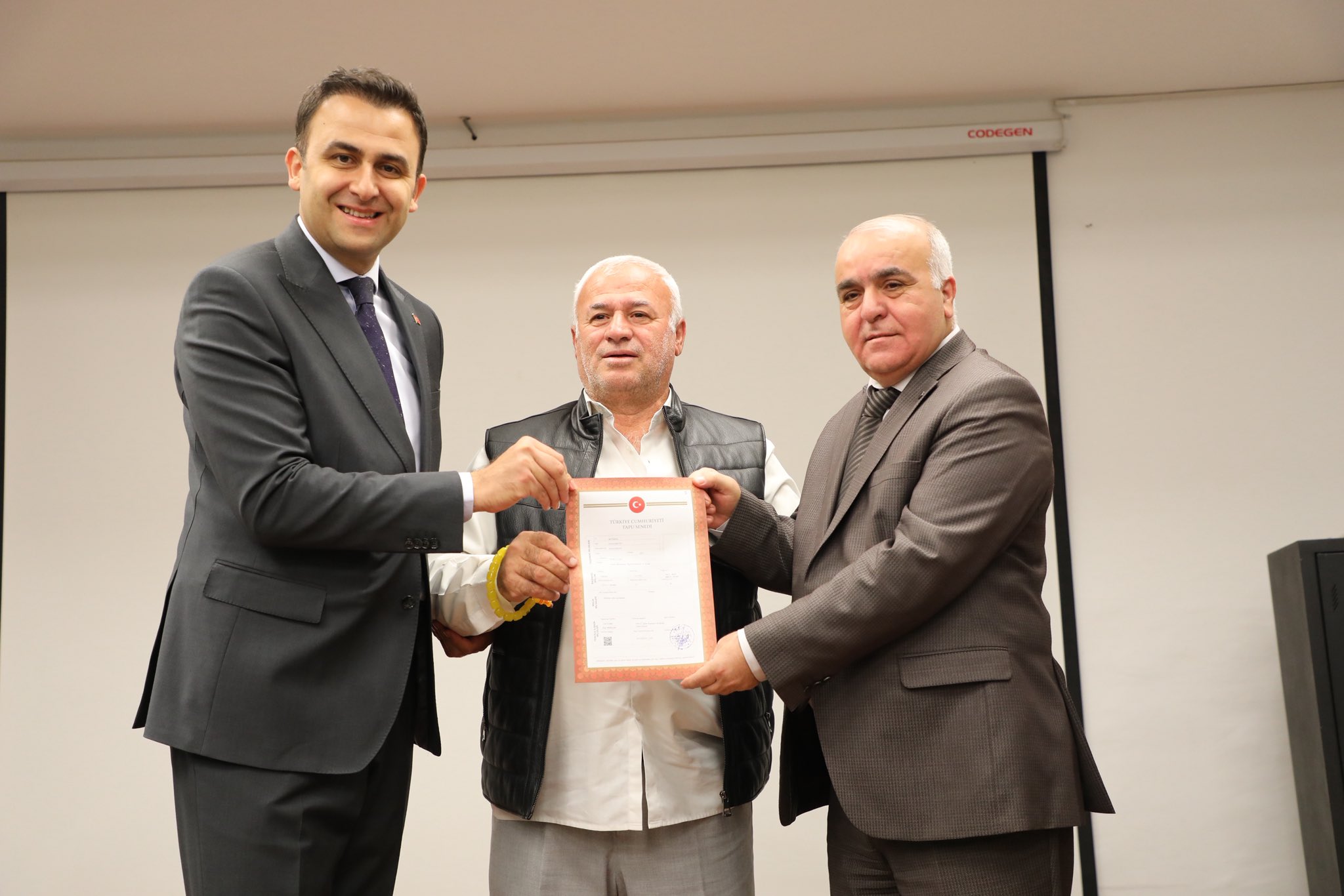 Hasankeyf’te işyerlerinin tapuları sahiplerine teslim edildi