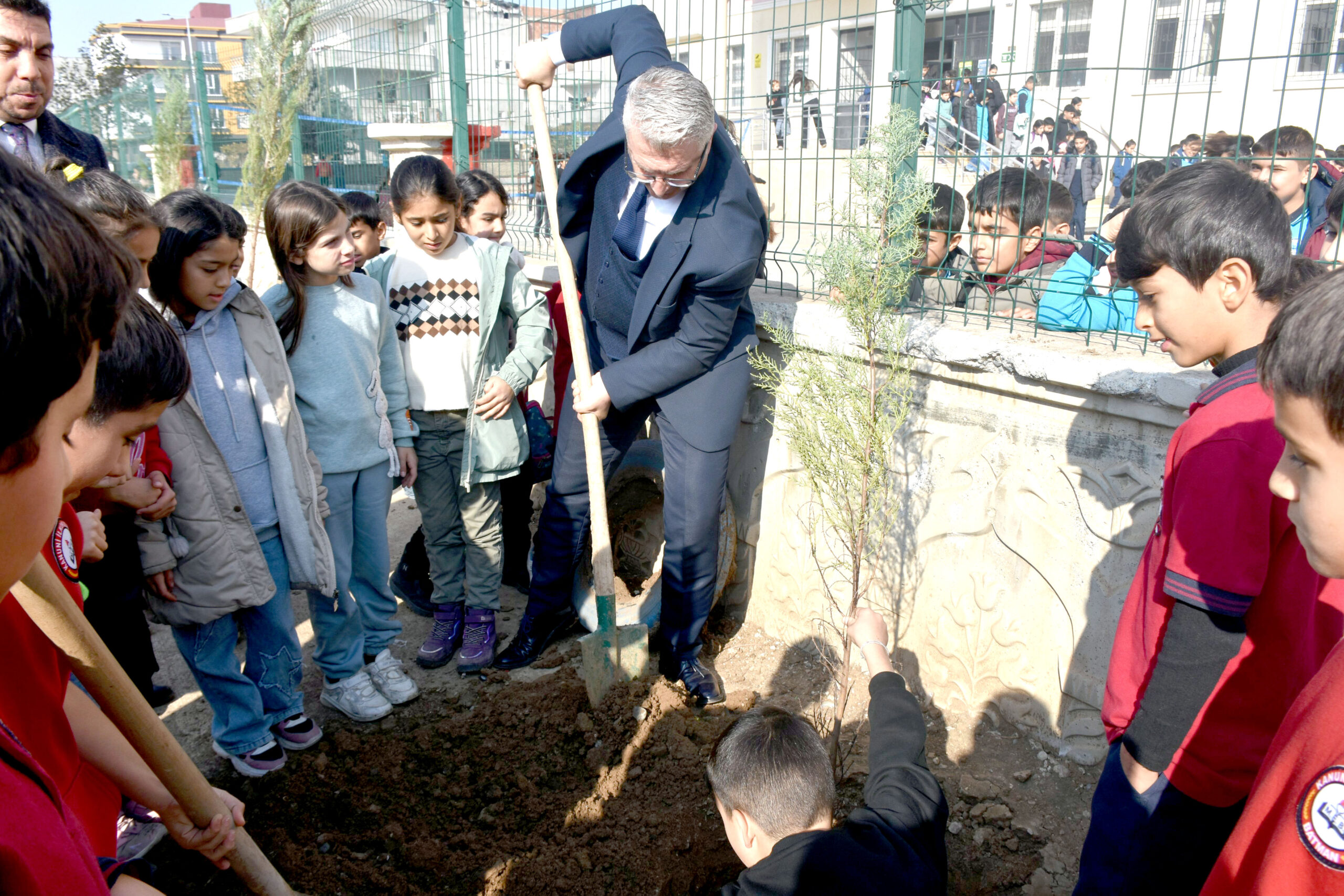 Kanuni İlkokulunda Fidan Dikimi Yapıldı