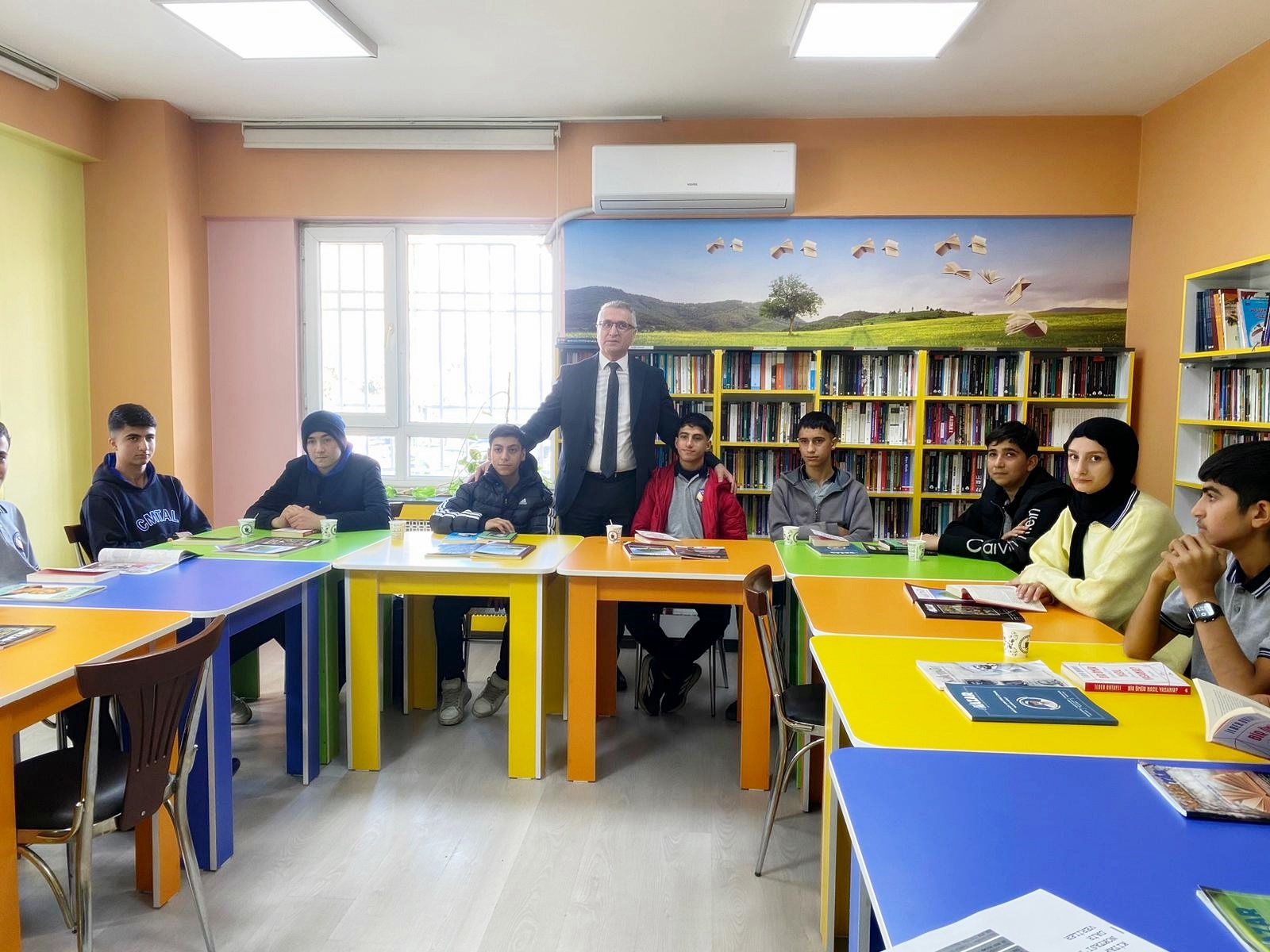 İl Müdürü Ciğer, Kitap Okuma Noktasında Öğrencilerle Buluştu