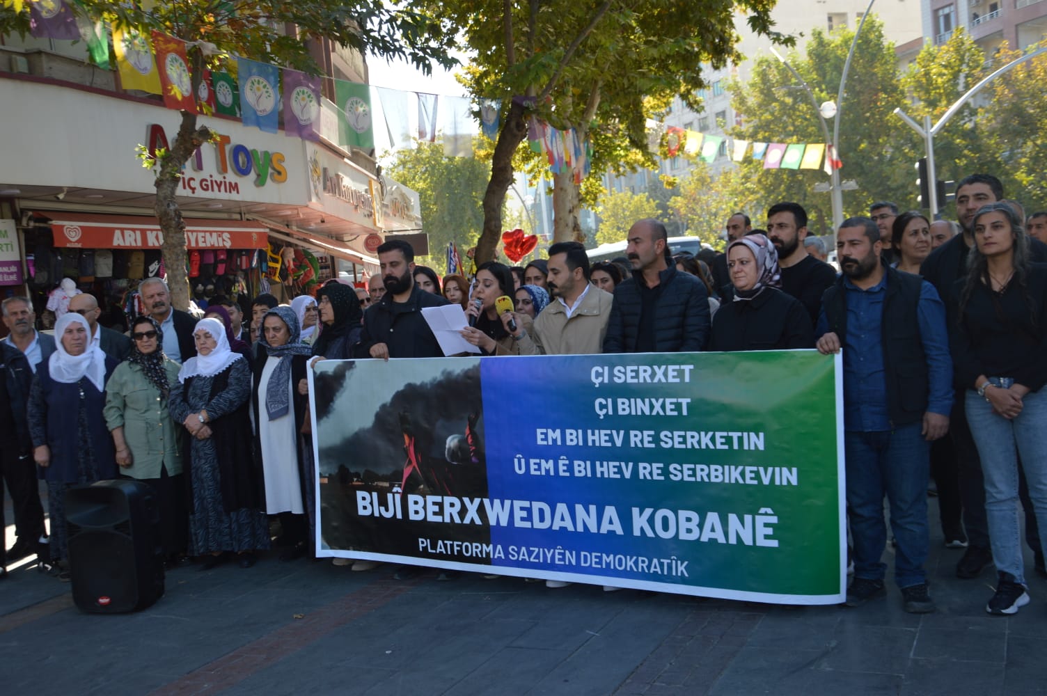 Batman Demokratik Kurumlar Platformu’ndan 1 Kasım Dünya Kobanî Günü Mesajı: “Barış, Demokrasi ve Özgürlük Mücadelesi Sürüyor”