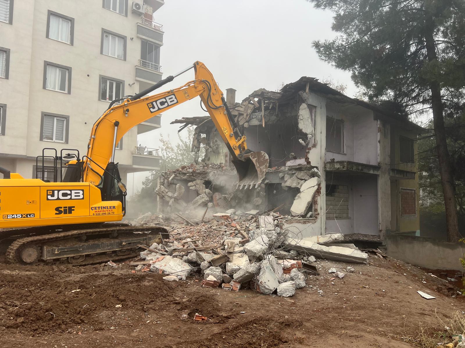 Metruk Yapılar Yıkıldı