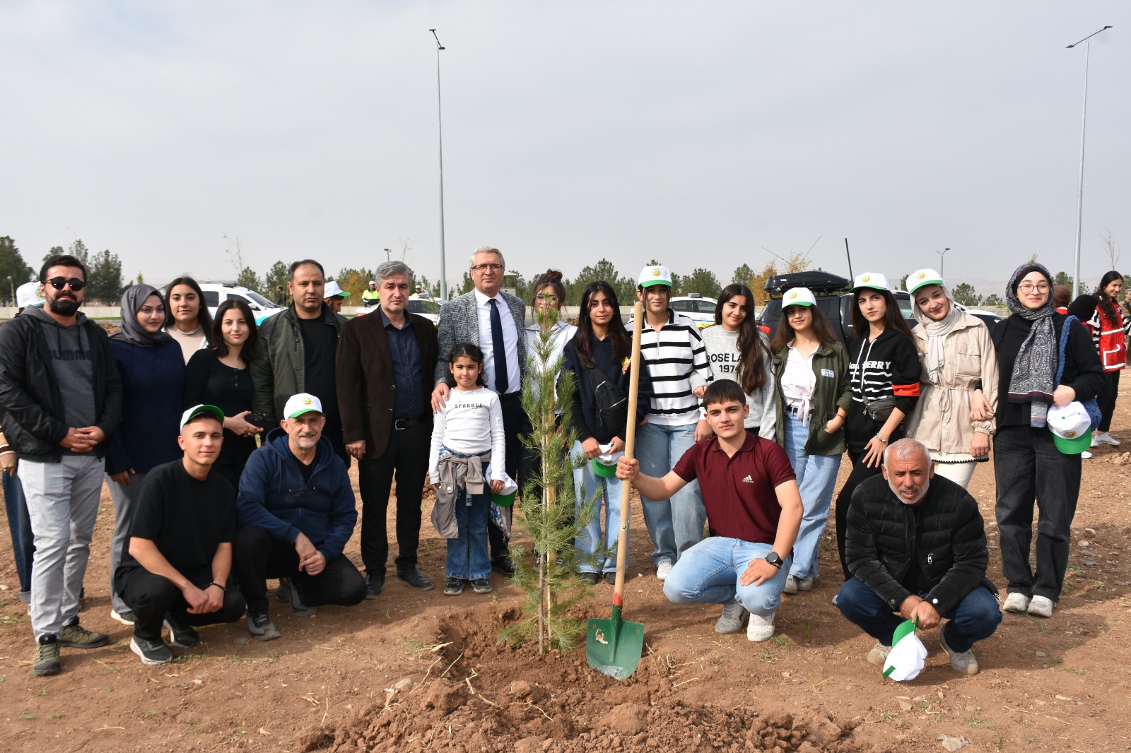 İl Müdürü Ciğer Öğrencilerle Fidan Dikti