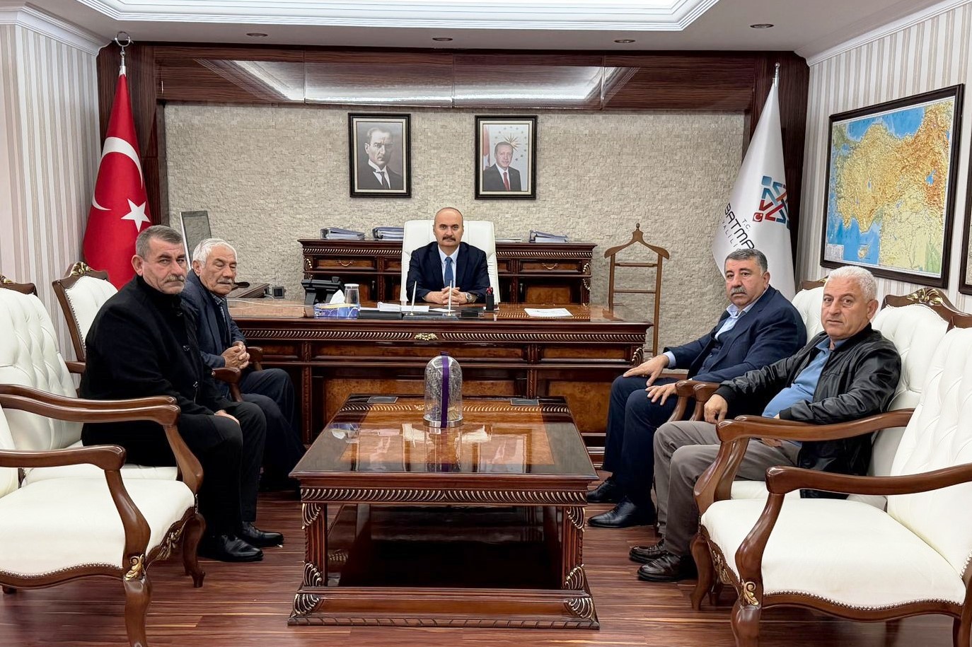 Batman Minibüsçüler Odası Yönetimi Vali Canalp’i Ziyaret Etti
