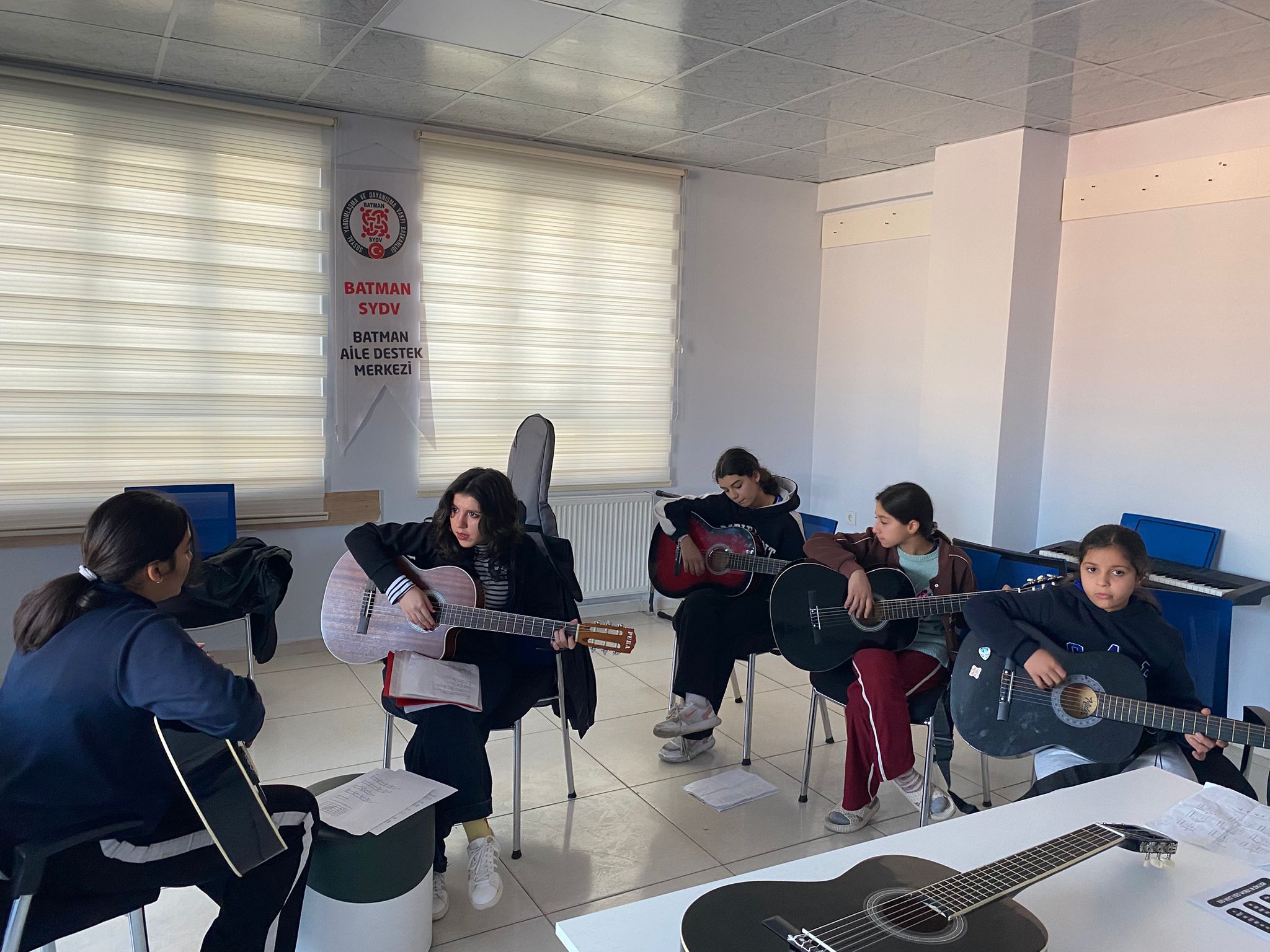 Gençler müzik kursuyla hayata dokunuyor