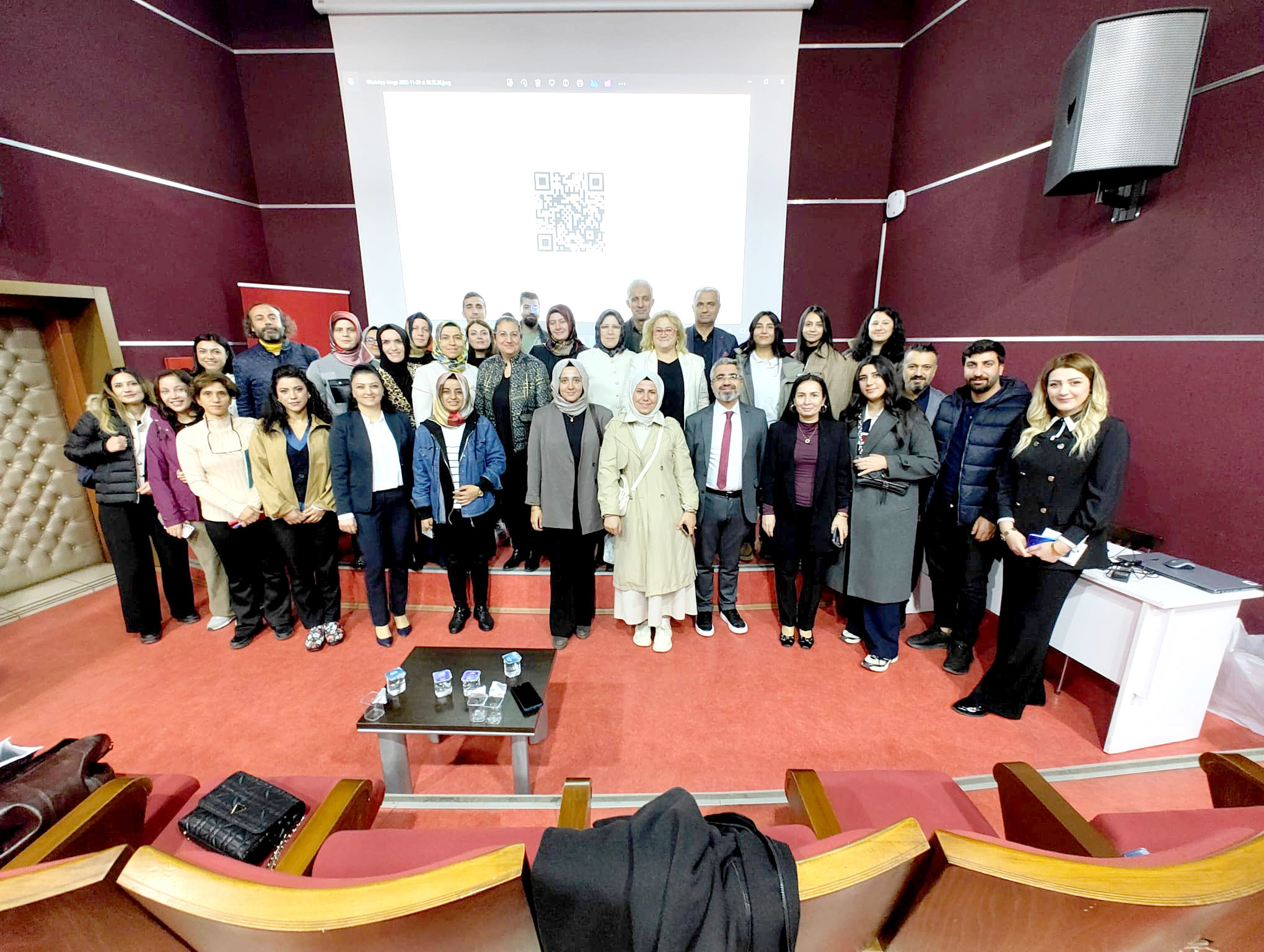 Temel Düzey Palyatif Bakım Eğitim Kursu düzenlendi Batman İl Sağlık Müdürlüğü ile Palyatif Bakım Derneği iş birliğinde, sağlık çalışanlarına yönelik Temel Düzey Palyatif Bakım Eğitim Kursu düzenlendi. Bakanlık Kamu Hastaneleri Genel Müdürlüğünden Uzm. Dr. Canan Küçük ve Uzm. Hurişah Aksakal tarafından verilen eğitimde, ağır ve kronik hastalıklarla mücadele eden bireylerin yaşam kalitesini artırmayı amaçlayan palyatif bakımın önemi vurgulandı. İldeki tüm kamu ve özel hastanelerden geniş katılımın sağlandığı programda, hastalara ve ailelerine sunulan bütüncül destek hizmetlerinin güçlendirilmesine yönelik bilgiler aktarıldı. Eğitim kapsamında sağlık çalışanlarının bilgi, beceri ve farkındalık düzeyinin yükseltilmesi hedeflendi. Batman İl Sağlık Müdürlüğü, sağlık hizmetlerinin niteliğini artırmaya yönelik eğitimlerin aralıksız devam edeceğini açıkladı.