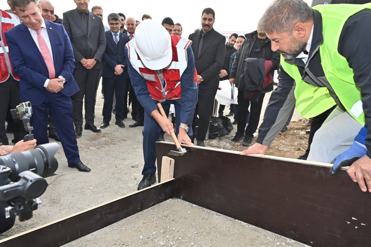 Türkiye’nin en büyük parkının ilk çivisi çakıldı