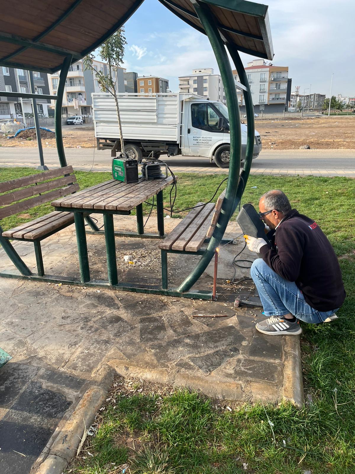 Batman Belediyesi’nden Park Mobilyalarına Bakım ve Onarım