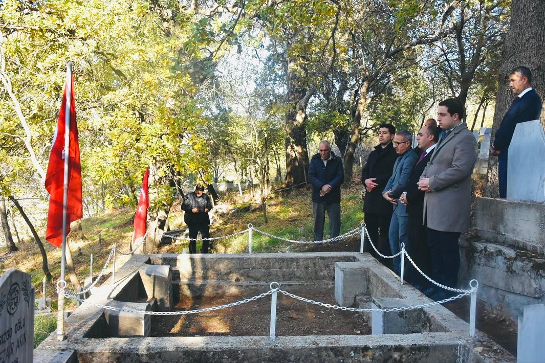 Kaymakam Başar’dan Şehit Öğretmen Şekip Akın’ın Kabri Ziyareti