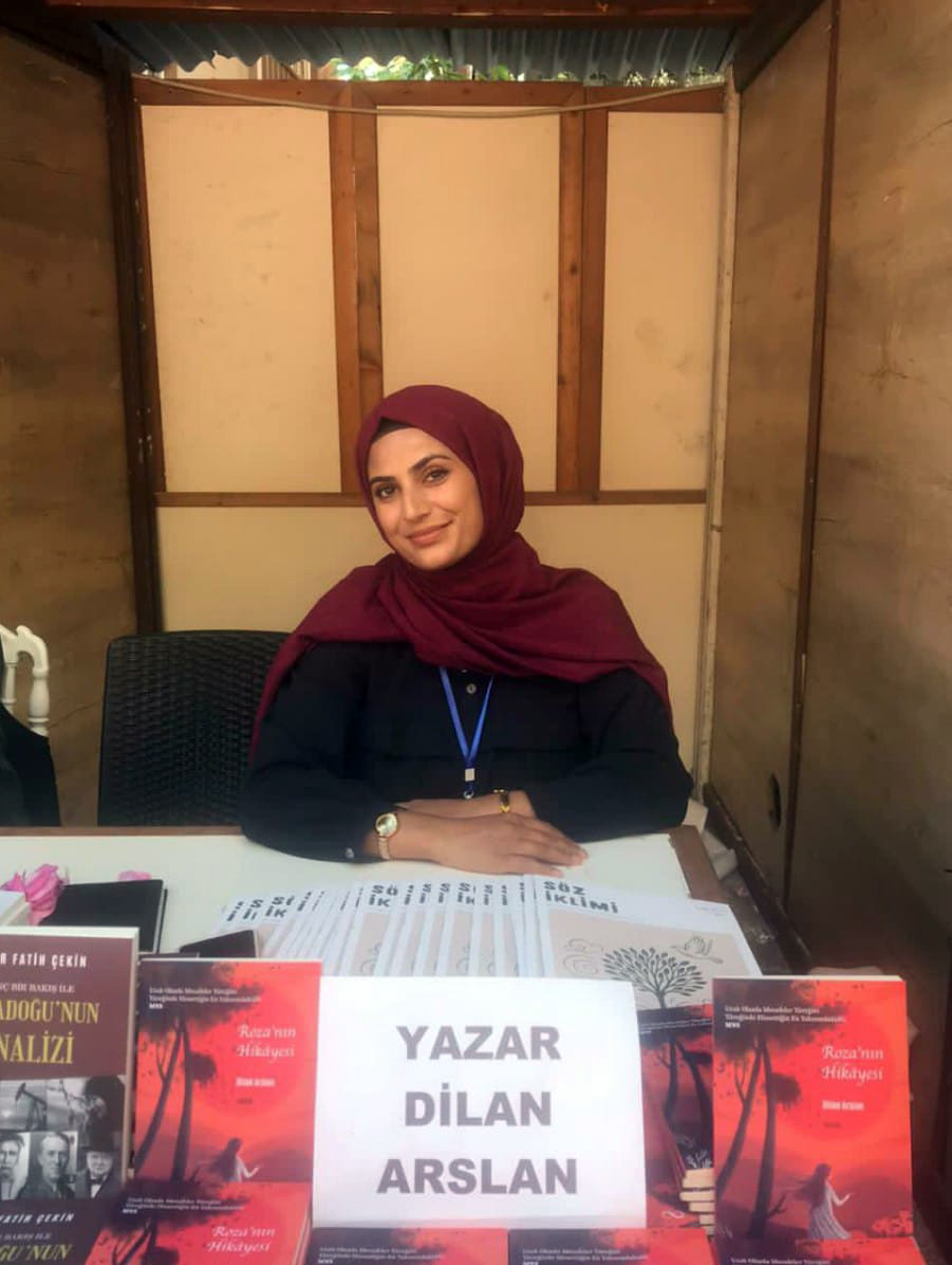 İlk kitabıyla fuara katıldı