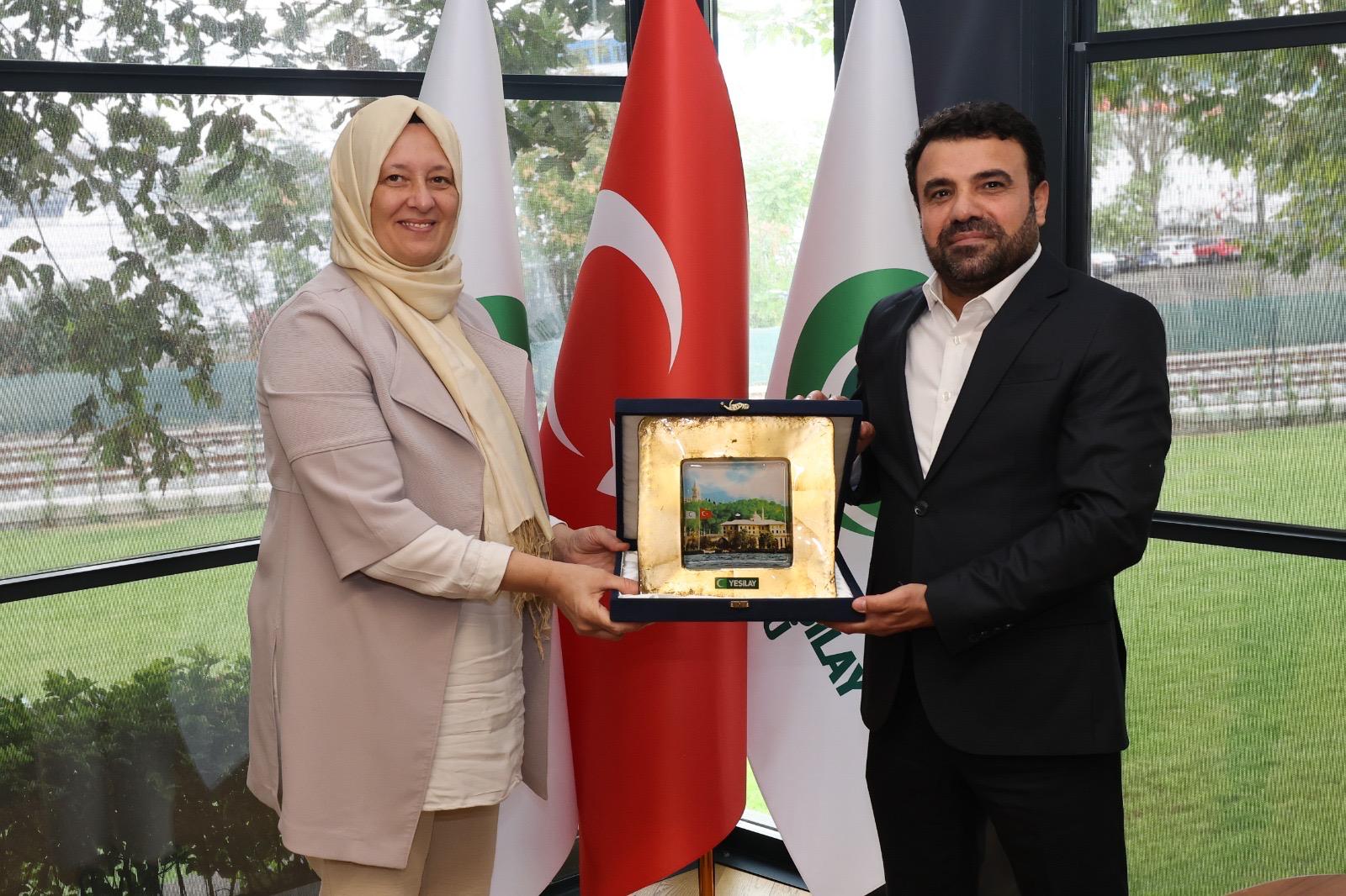 İş İnsanı Yılmaz Aydın’a Yeşilay’daki başarılı hizmetinden dolayı plaket takdim edildi