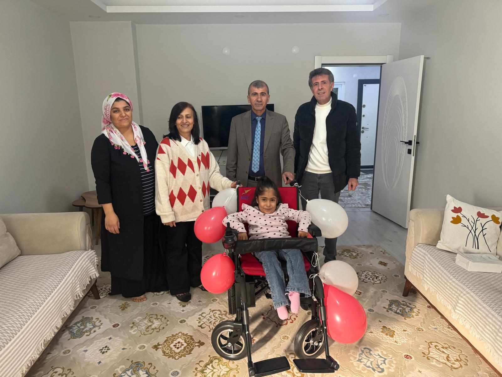 Evde Eğitim Gören Engelli Öğrenciye Akülü Araba Desteği