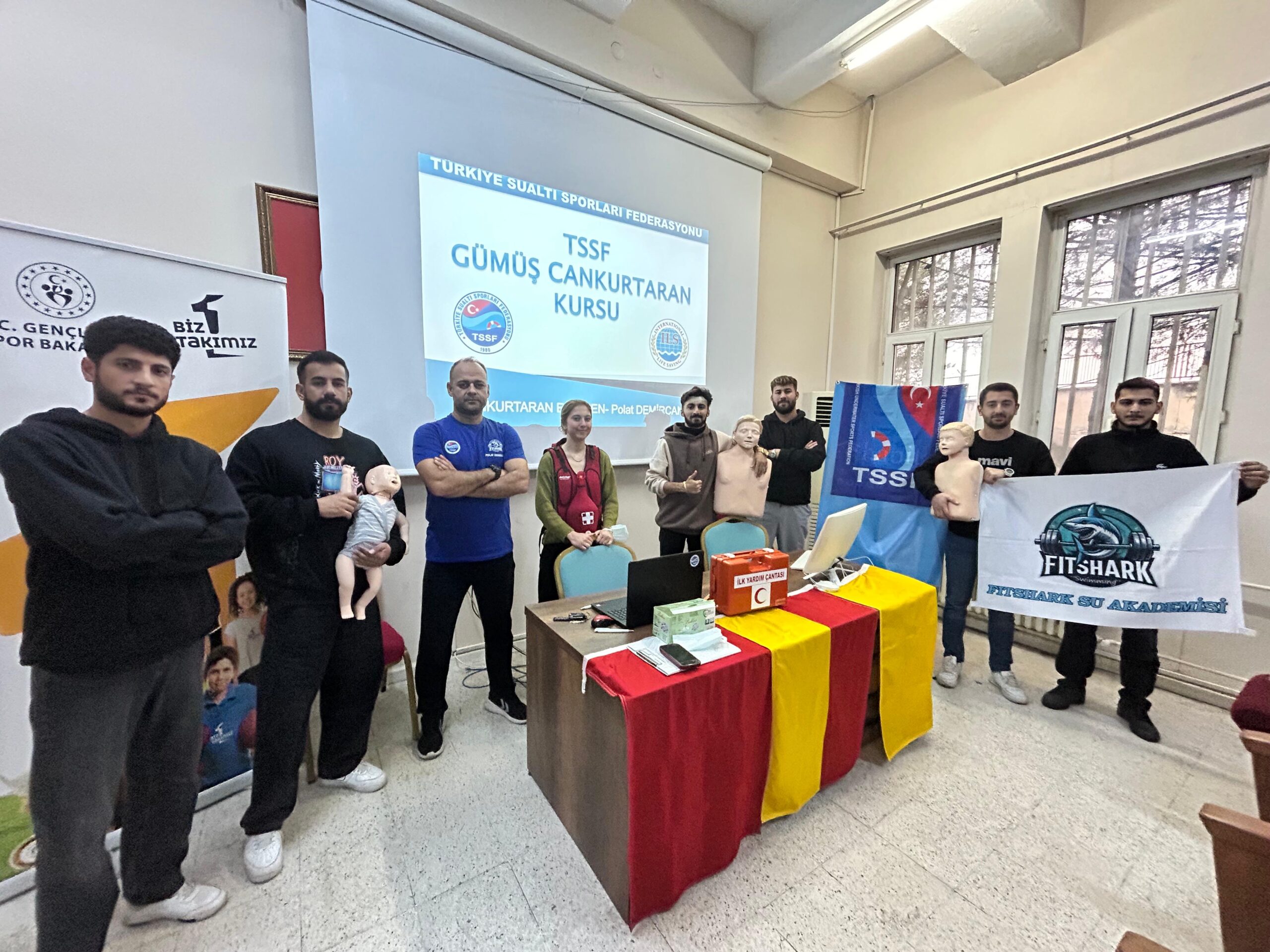 Gençlikten Gümüş Cankurtaran Kursu