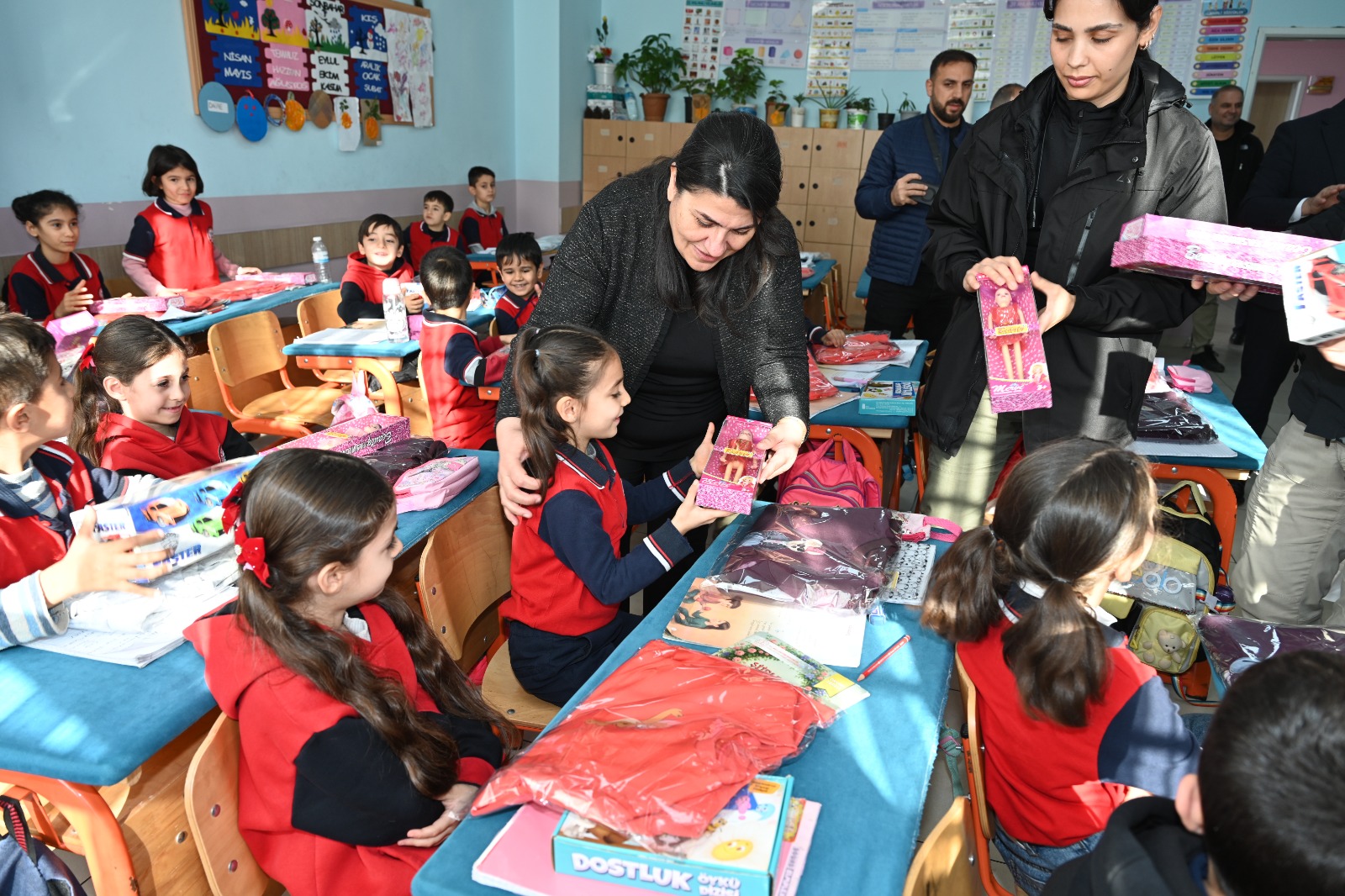 Üniversite Öğrencilerinin Diktikleri Kıyafetler, Minik Öğrencilere Hediye Edildi