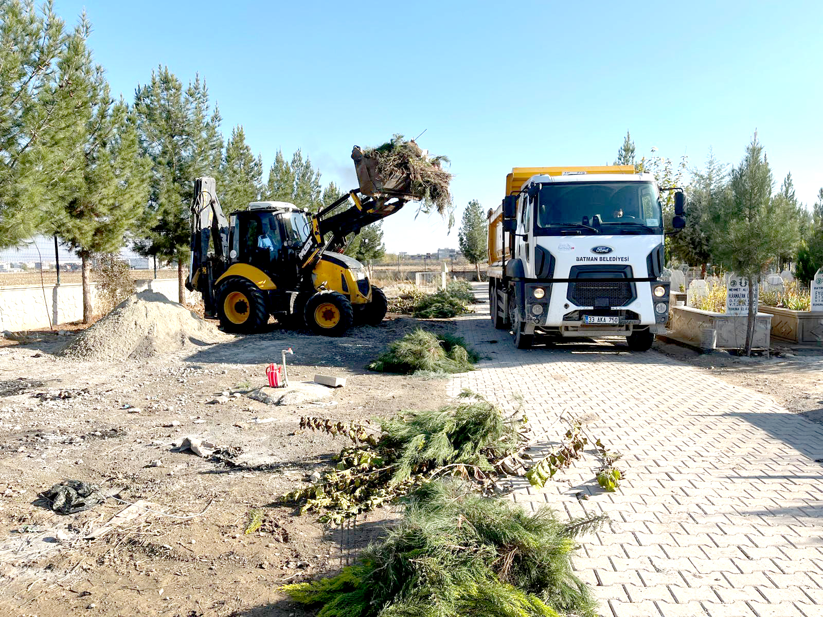 Mezarlıklarda bakım çalışmaları